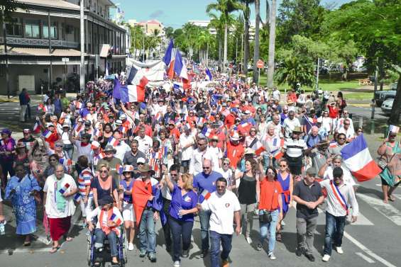 Des milliers de partisans de la Calédonie française envoient un message à Macron