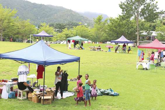 Quelques exposants courageux  au vide-greniers de Jacarandas