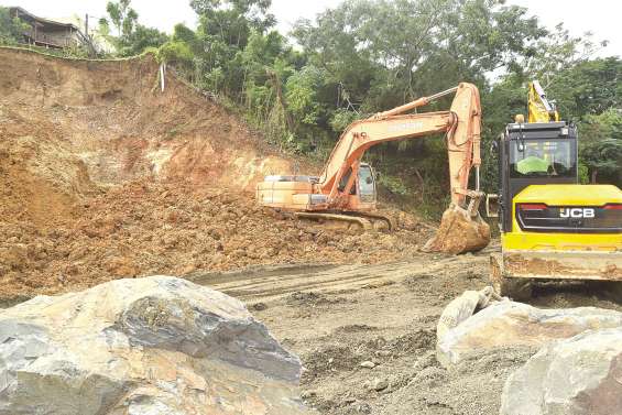 Des engins travaillent à sécuriser la RP1 au Pont-des-Français