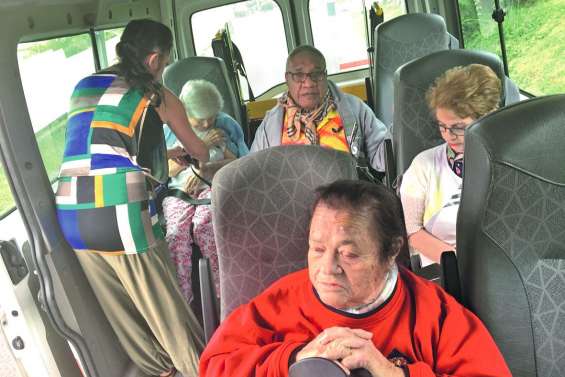 Le petit bus rouge et noir qui transporte ceux qui ne peuvent pas se déplacer