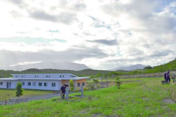 La première cérémonie de lever de drapeau se prépare au Centre de secours