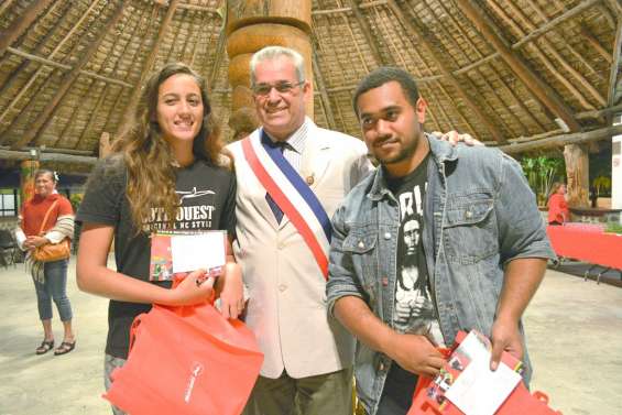 Les jeunes reçoivent leur première carte d’électeur