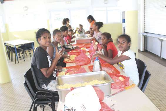 Elèves et cantiniers à l’unisson