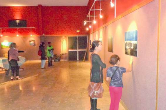 Des détails de coques  de bateaux sur les murs