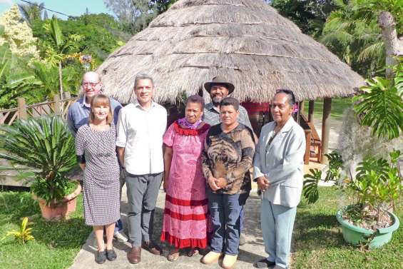 Le consul kiwi de passage  à la tribu de Ouatom