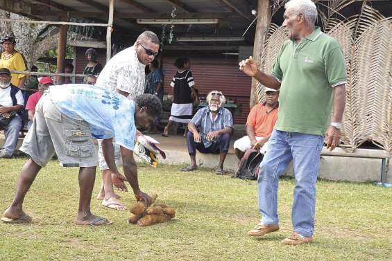 Tadine porte le deuil de  son grand chef Jean Yeiwene