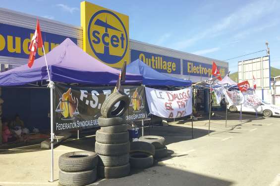 Mobilisation  devant la Scet à Ducos