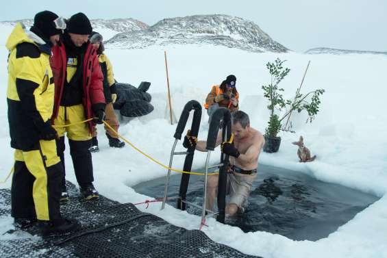 Un bain glacé en Antarctique pour fêter le solstice