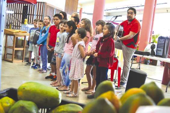 Les chants des enfants ont égayé  le marché municipal