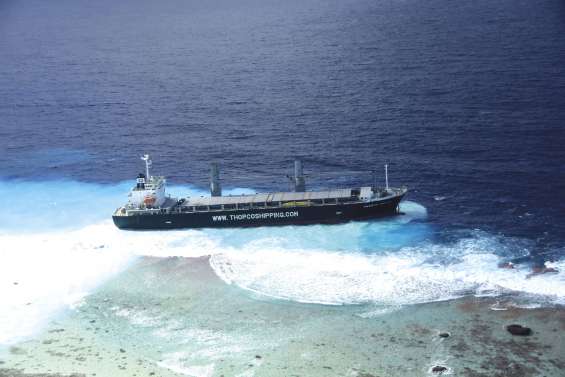 Un porte-conteneurs s’échoue aux Tuamotu