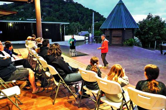 Deux conteurs enchantent le village
