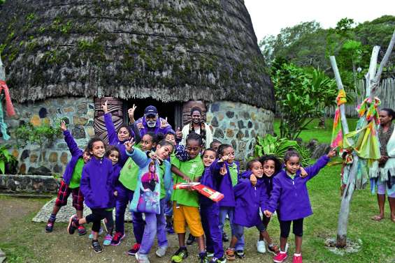 Les écoliers de Sarraméa  en visite au centre Tjibaou