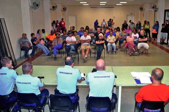 Les habitants expriment leur ras-le-bol aux gendarmes