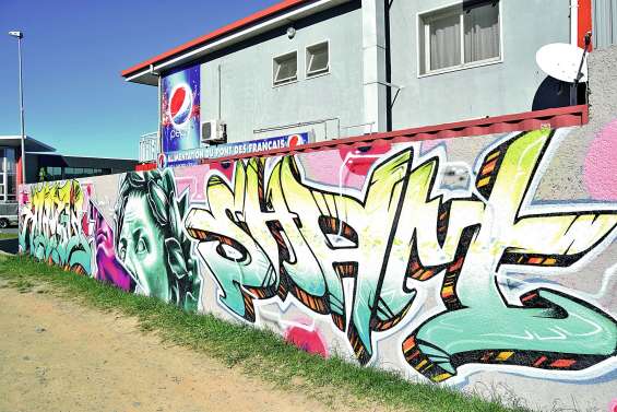 Sham a de nouveau frappé sur le muret de l’épicerie du Pont-des-Français