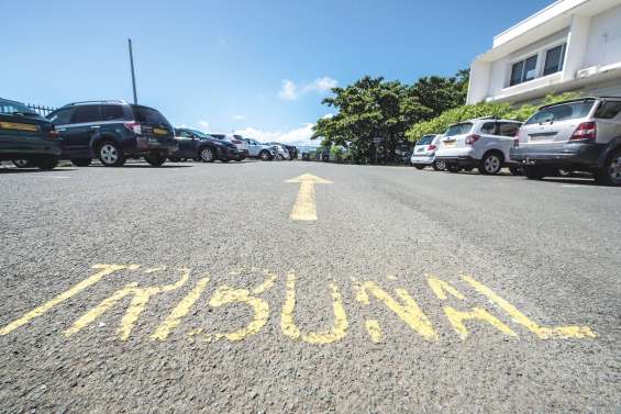 Elle fouille son portable pour démasquer une infidélité, il la frappe avec un marteau