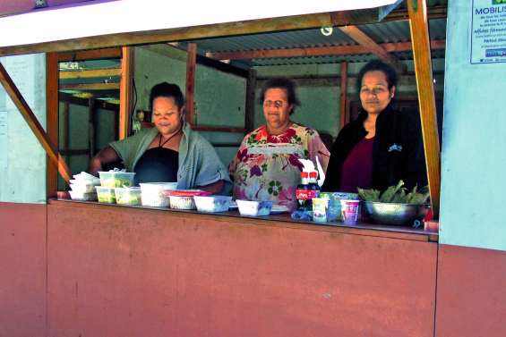 La famille Gopoéa tient  Le Bambou à Néouta
