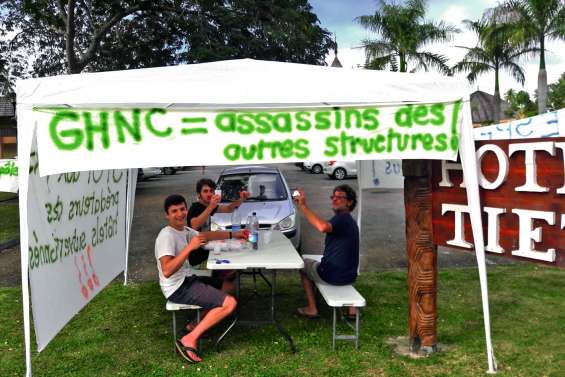 Un sit-in dénonce  les « prix prédateurs » des GHNC