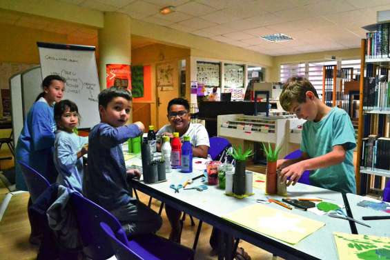 Des matériaux recyclés et des enfants bien occupés