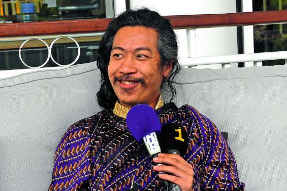 [VIDÉO] « Je fais clasher tout le monde, on doit rire de tout ! »