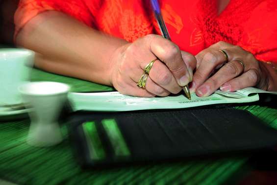 Un inconnu lui donne un chèque volé dans la rue, elle l’utilise pour « se faire plaisir »