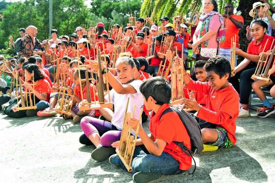 Deux cents enfants initiés à l’harmonie de l’angklung