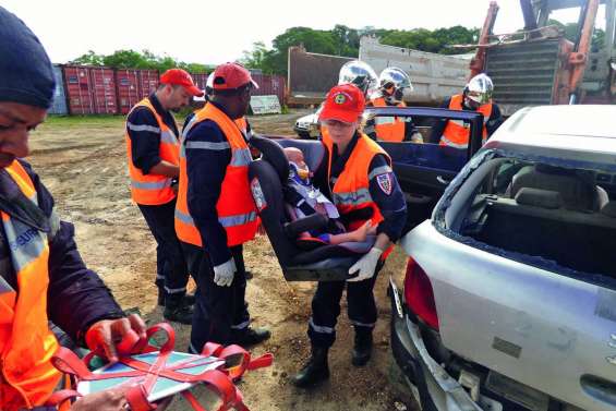 Pompiers et services médicaux s’entraînent ensemble
