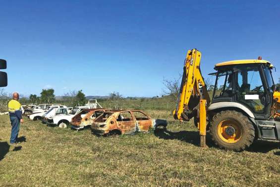 Cent quatre-vingts épaves de voiture enlevées