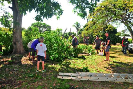 Des bénévoles ont nettoyé les abords de l’infirmerie de Népoui