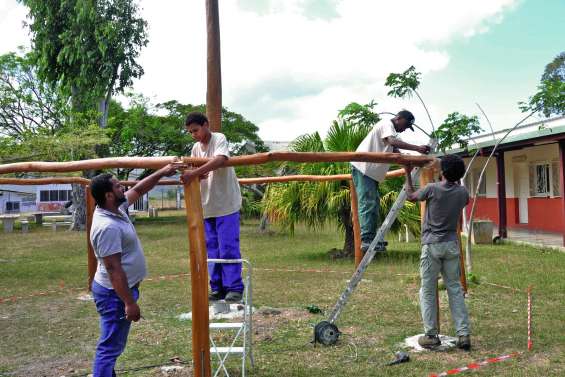 Les élèves construisent une case dans leur lycée