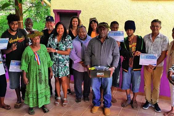 Des jeunes de Ouitchambo ont construit une cuisine pour leur tribu