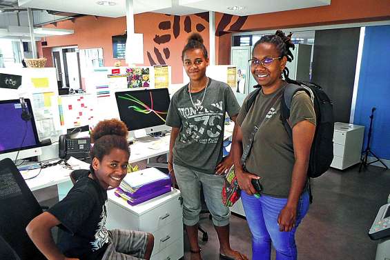 Deux collégiennes  à la découverte de la télévision Caledonia