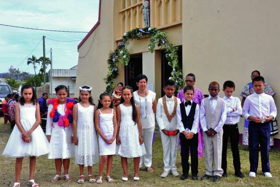 Leur première communion après trois jours de retraite