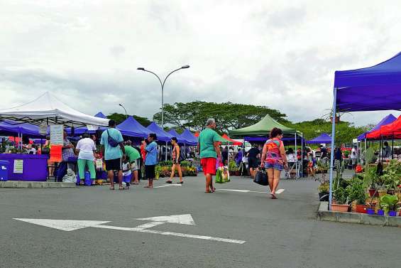 Un grand marché à Teari avant Halloween