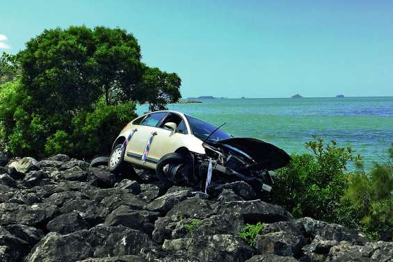 Une voiture abandonnée en bord de mer
