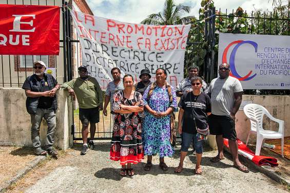L’USTKE en mouvement devant le Creipac