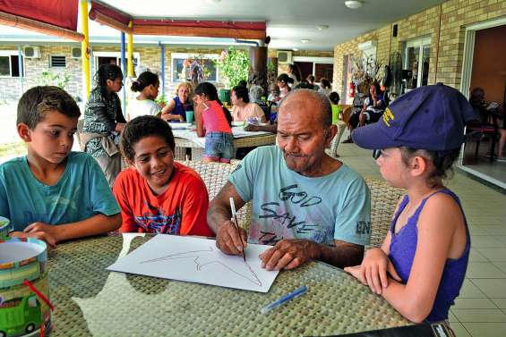 Un centre de loisirs  à la maison de retraite