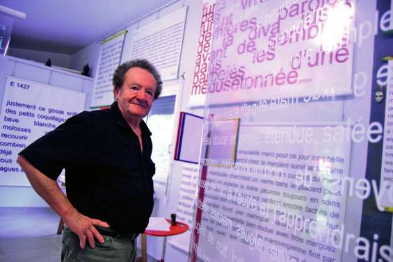 Albert Prous, poète, écrit la mer sur les murs, mot à mot