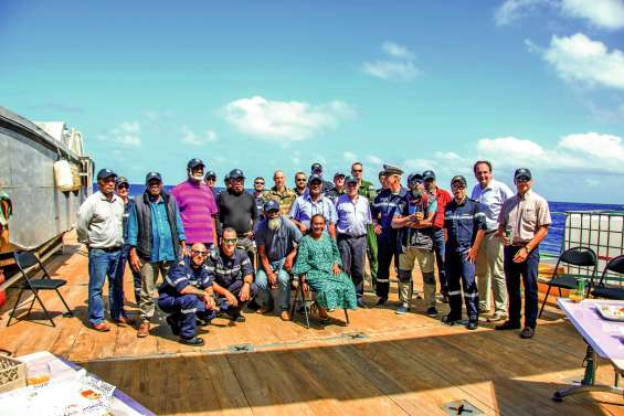 Les coutumiers des Iles se sont rendus sur le récif Durand auprès du Kea Trader