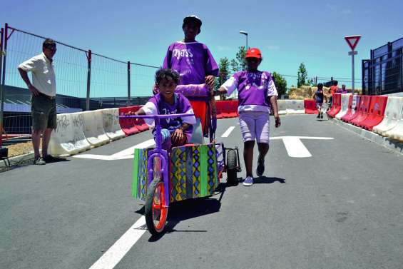 Une folle course de bolides réalisés avec des matériaux de récupération