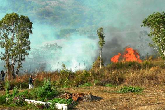 Un écobuage mal contrôlé au lotissement Les Lilas