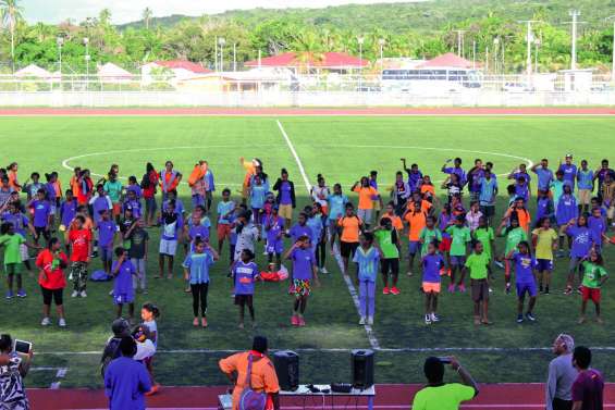 Trois cents internes au stade de Wé