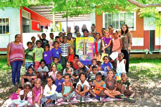 A Arama, artiste et écoliers échangent sur le chemin kanak