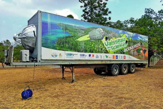Un curieux vaisseau  a atterri à l’école