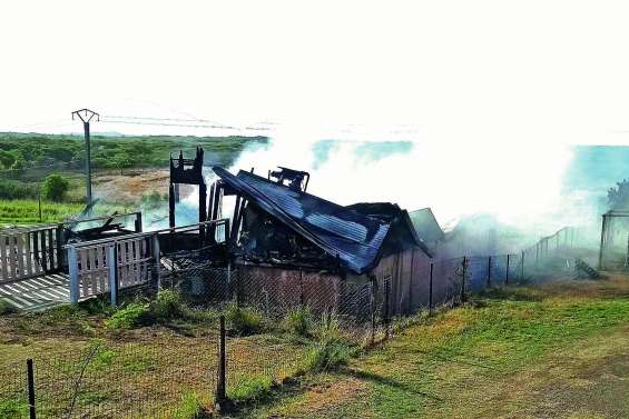 Un local municipal part  en fumée à Kaala-Gomen 