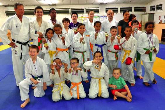 Le plein de médailles au club de karaté