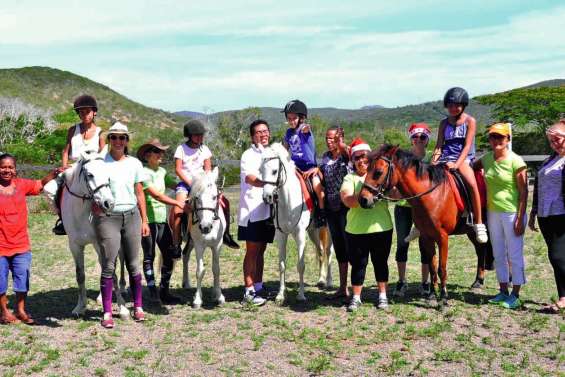 Les enfants de Clis  à la découverte du poney