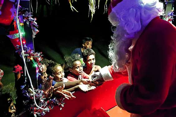 Le père Noël se la joue rock star dans les quartiers tous les soirs