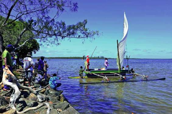 Le père Noël est arrivé  par la mer à Goro