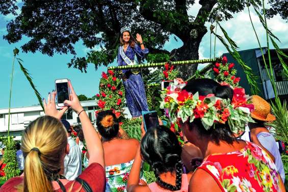 Miss France parade devant des milliers de Polynésiens