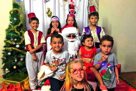 Une Miss Calédonie est venue en renfort  du père Noël à Pouembout